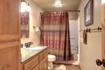 Couloir Cabin bath with combo tub/shower. 